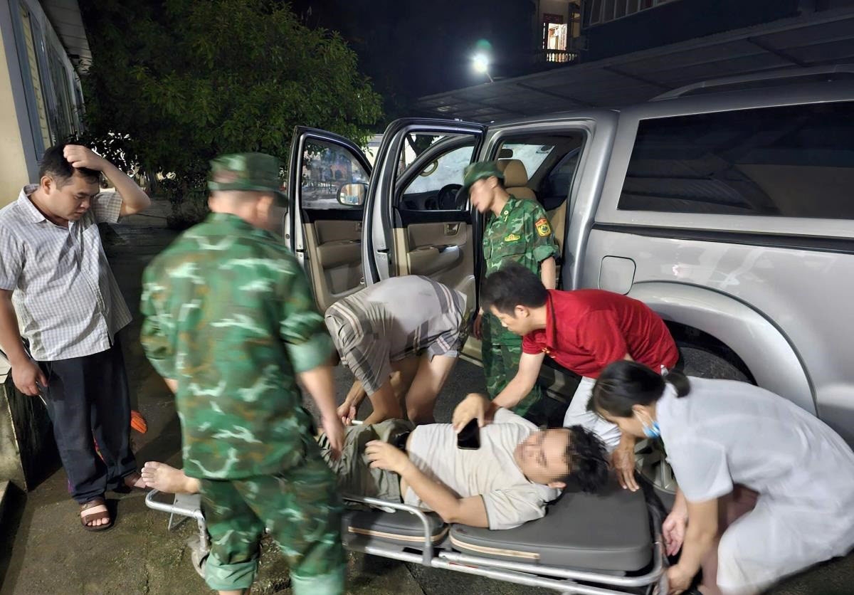 Kịp thời cứu người dân bị nước lũ cuốn trôi